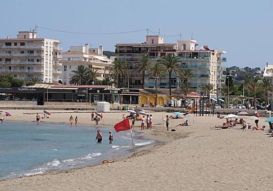 Bañistas en la playa del Arenal pese a la presencia de la bandera roja.
