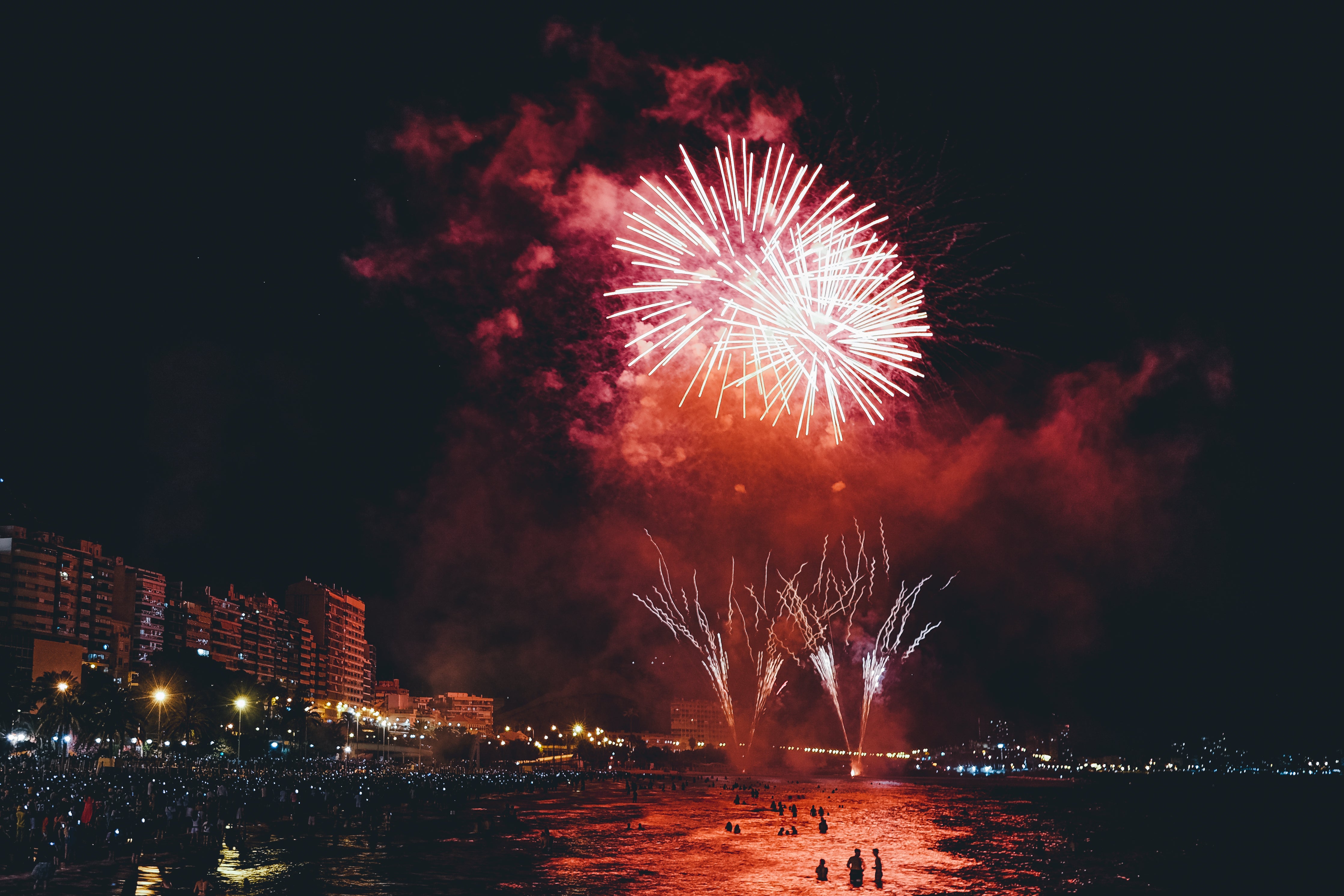 Los fuegos dejan en Alicante una explosión de colores