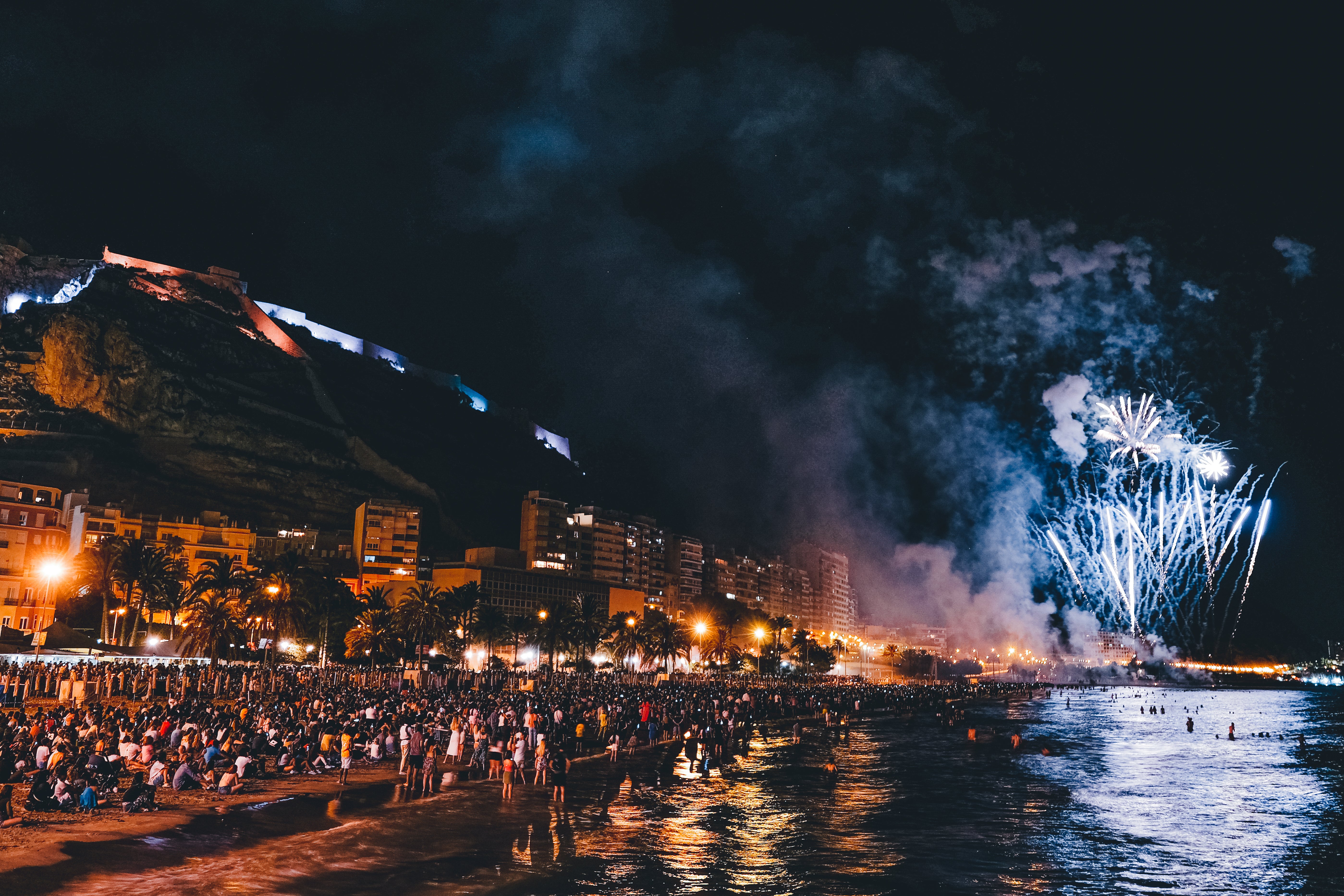 Los fuegos dejan en Alicante una explosión de colores