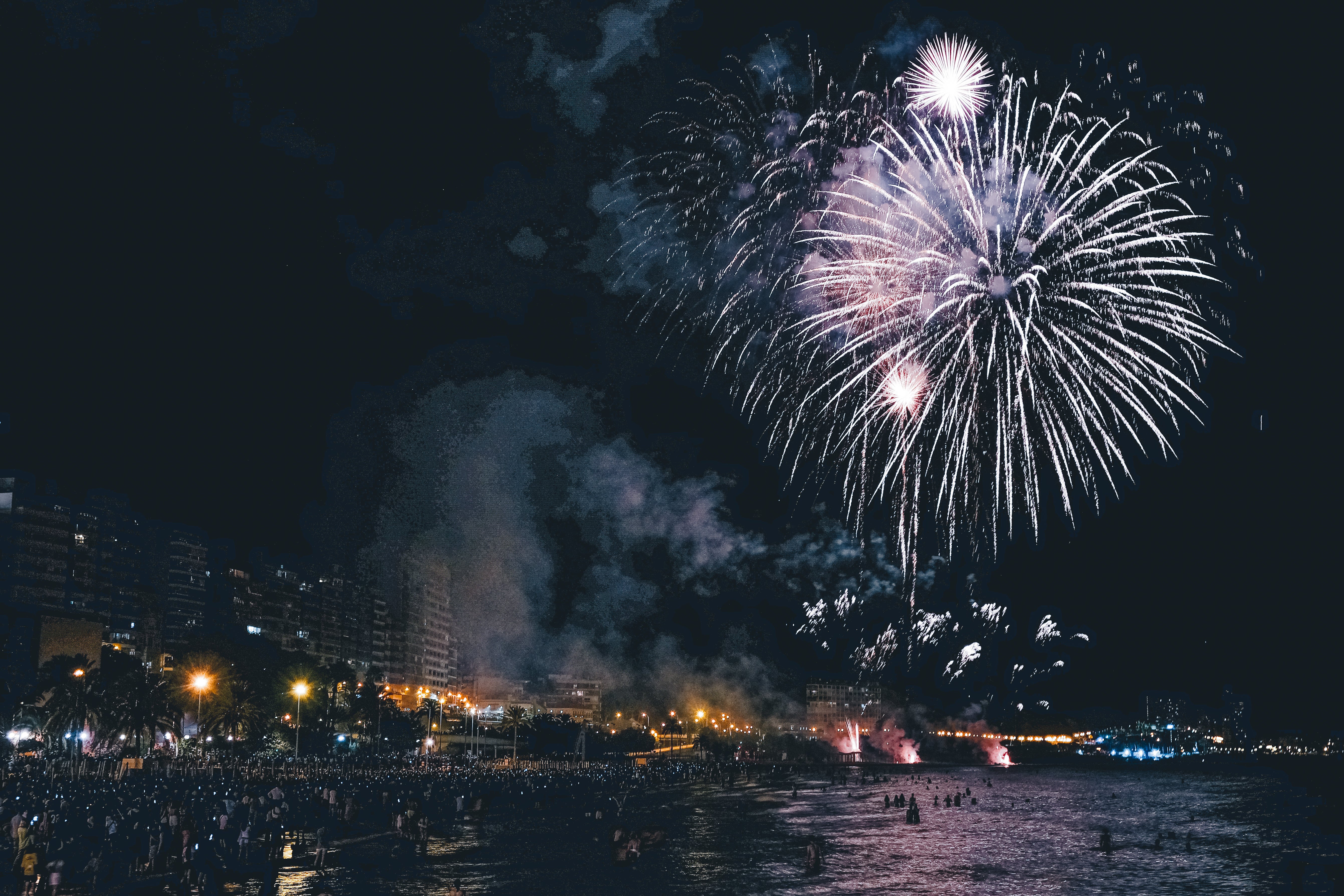 Los fuegos dejan en Alicante una explosión de colores