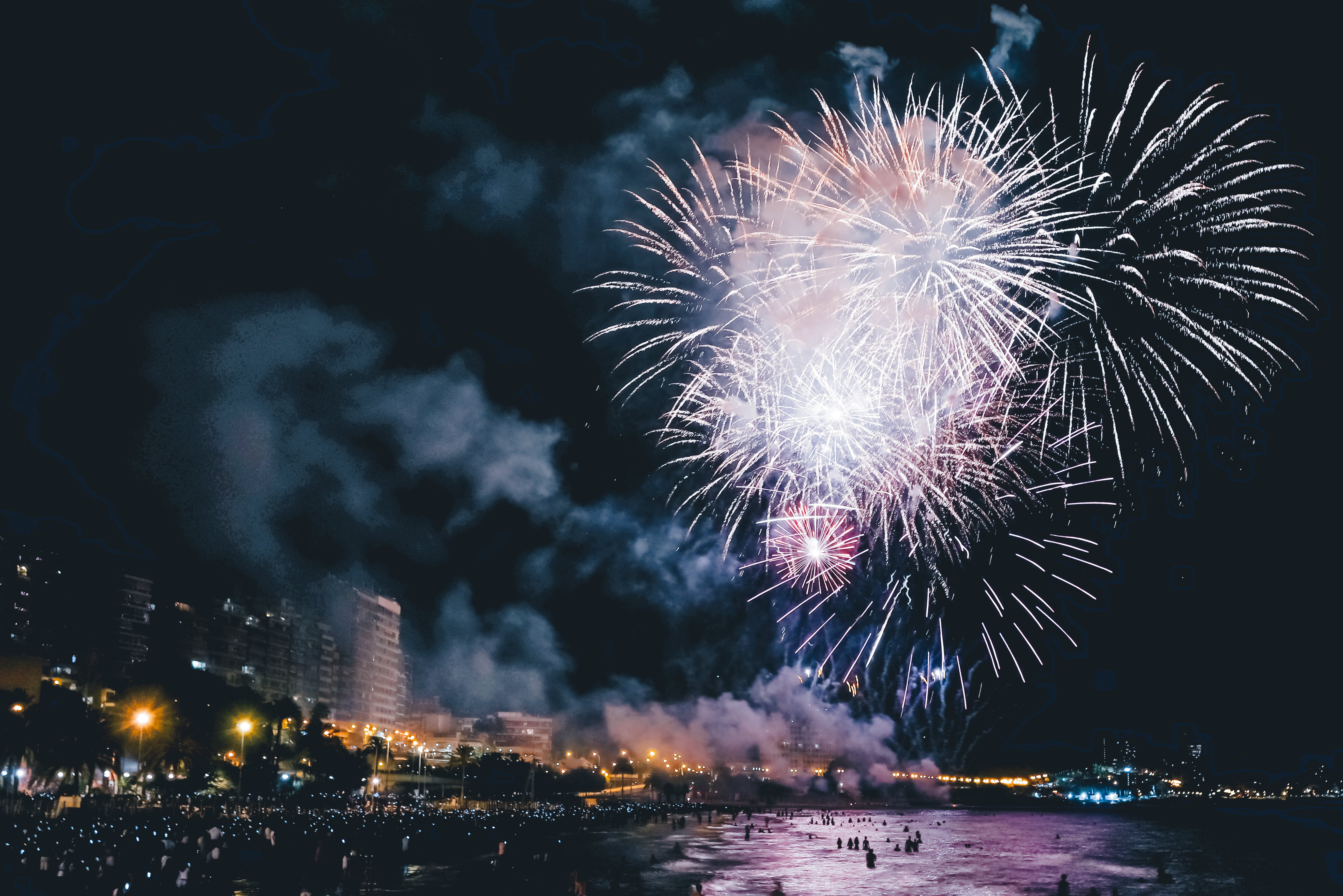 Los fuegos dejan en Alicante una explosión de colores