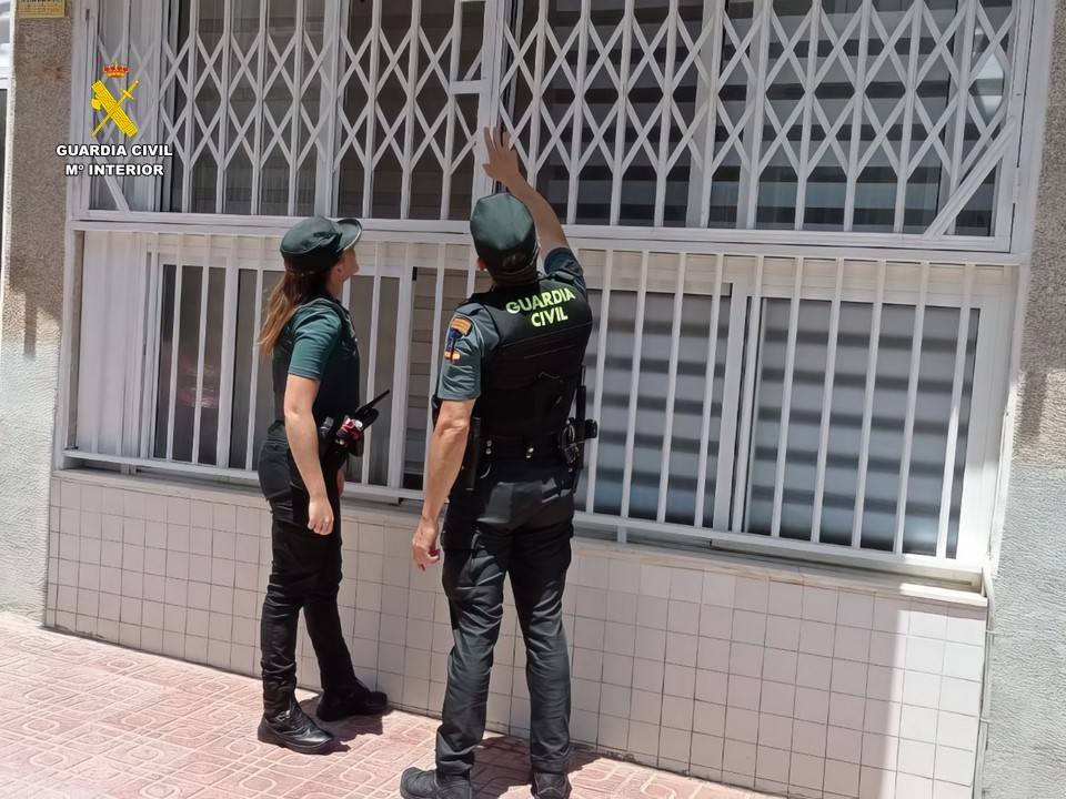 Los agentes comprueban el estado de la vivienda.