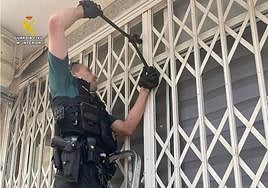 La Guardia Civil, intentando entrar en el domicilio de la anciana.