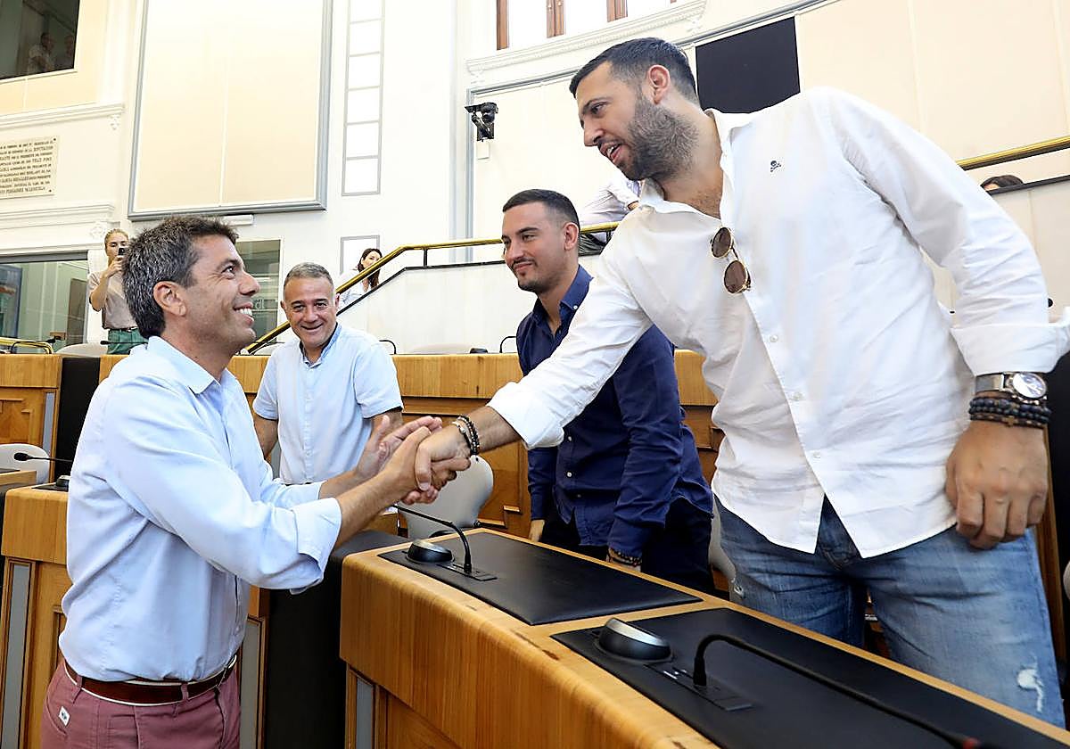 El presidente de la Diputación saluda a los integrantes de la plantilla del Eldense, después de su ascenso a Segunda División.
