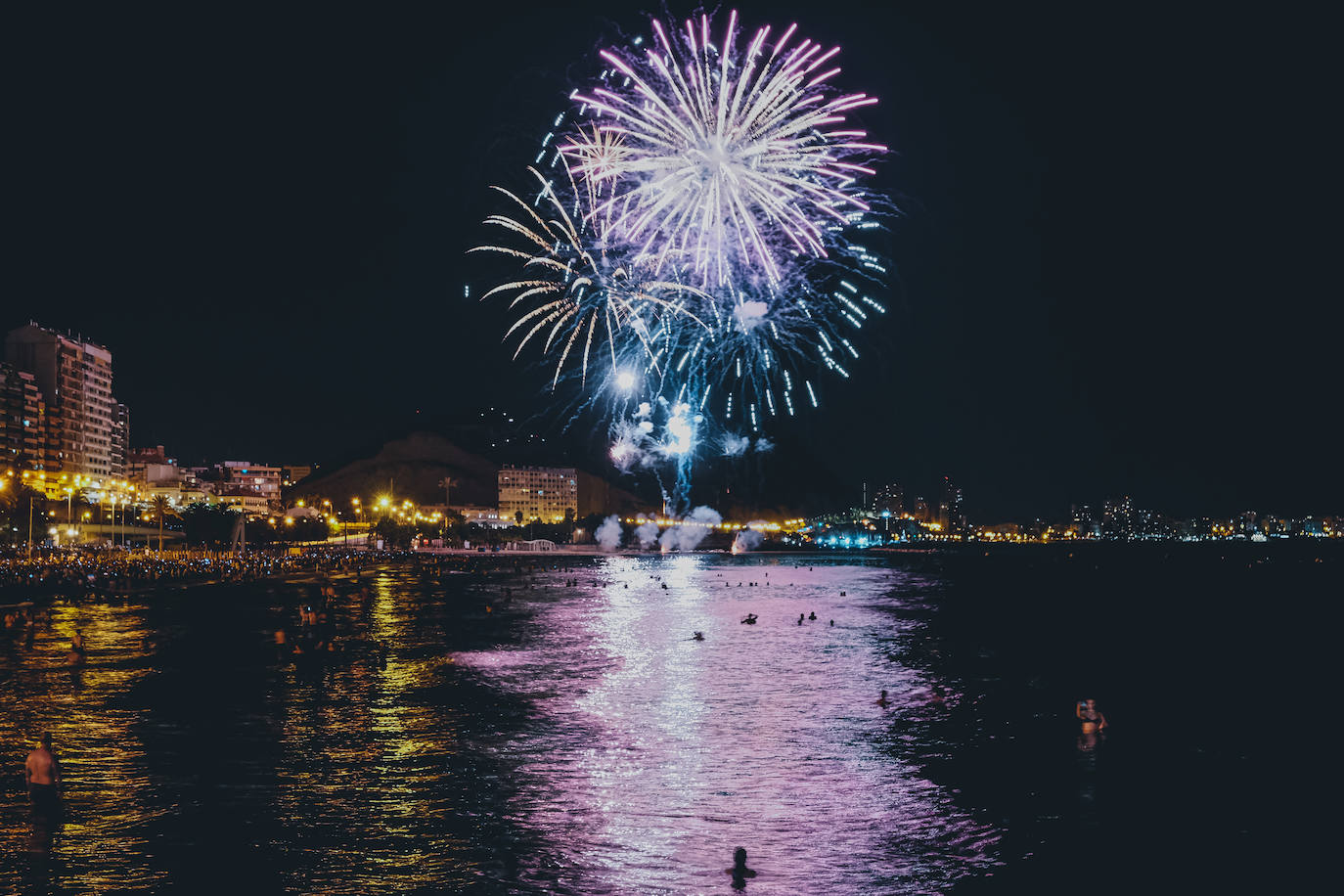 El Postiguet brilla con el tercer disparo del concurso de fuegos artificiales