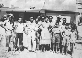 Carmen Sevilla, con los trabajadores de su chalet en La Zenia.