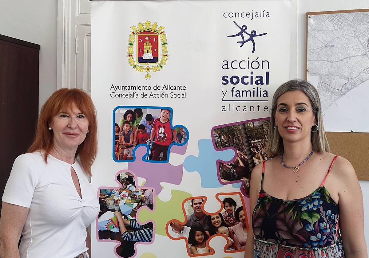 La concejal de Acción Social, Begoña León (i).