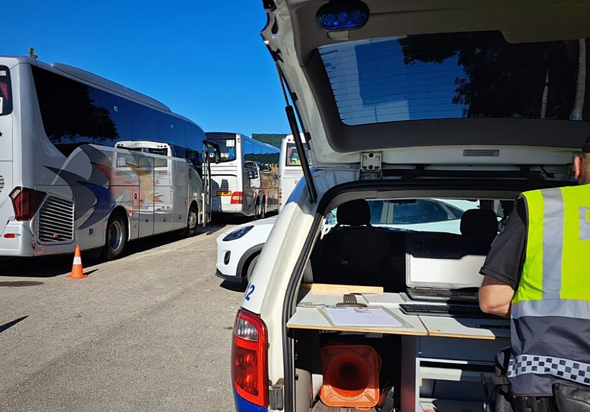 Imagen del control de trasnporte escolar de la Policía Local de Elche.
