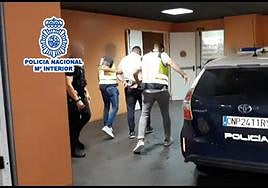 El fugitivo argelino llega a la Comisaría Provincial de Alicante.