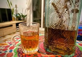 Un vaso de esta bebida que suele servirse fría.