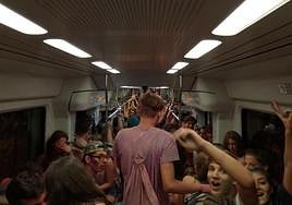 Usuarios del Tramnochador en un convoy.