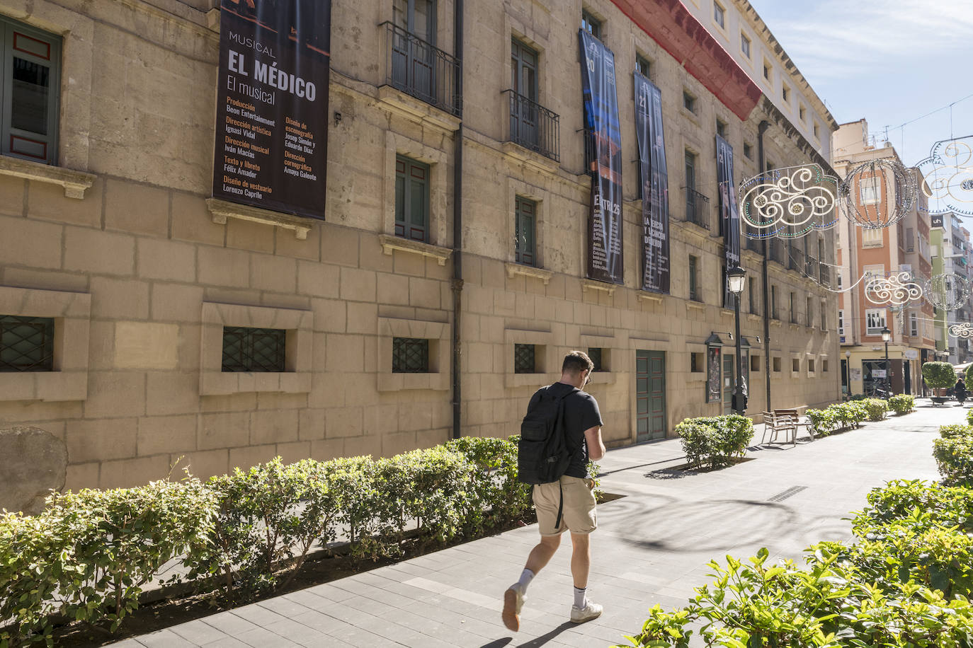 Teatro Principal de Alicante visto desde la calle Castaños.