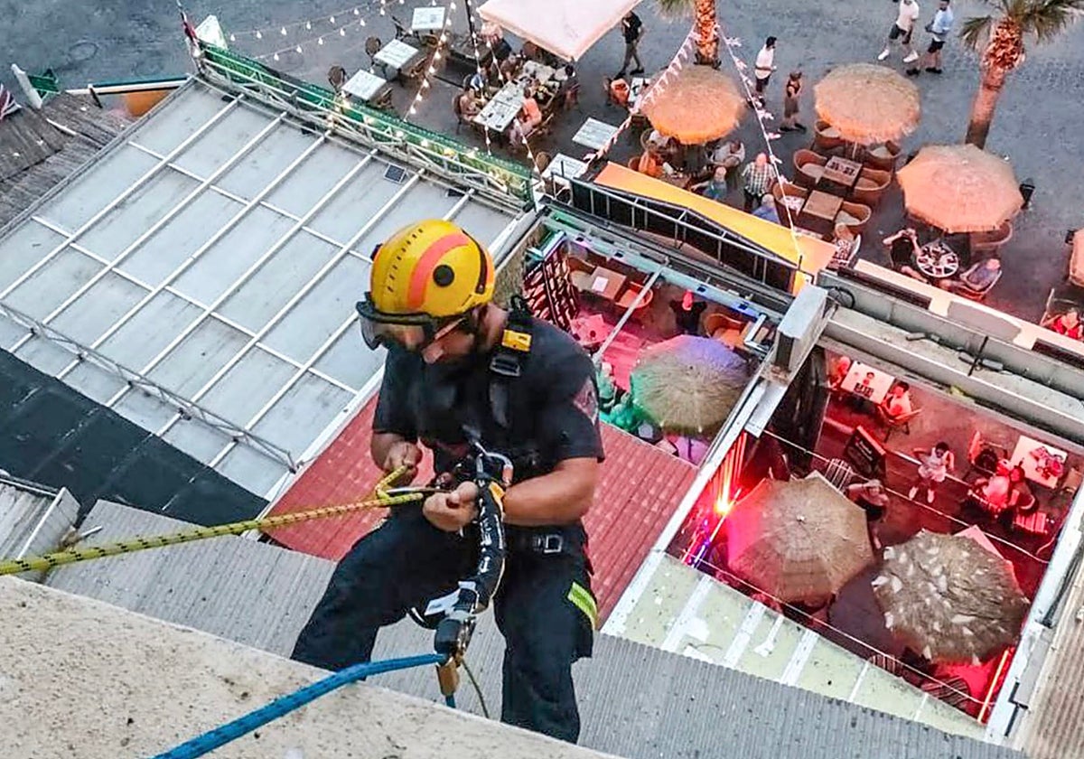 Imagen del bombero en su camino para reparar la gotera