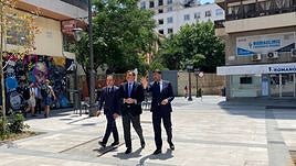 El concejal de Proyectos Europeos, Antonio Peral, el vicepresidente de la Comisión Europea (CE), Margaritis Schinas, y el alcalde de Alicante, Luis Barcala, en la recientemente peatonalizada avenida de la Constitución.