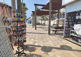 Puestos de artesanía en su nueva ubicación de la Playa de San Juan.