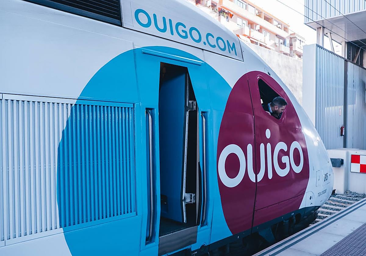 Llegada de un tren Ouigo a Alicante.