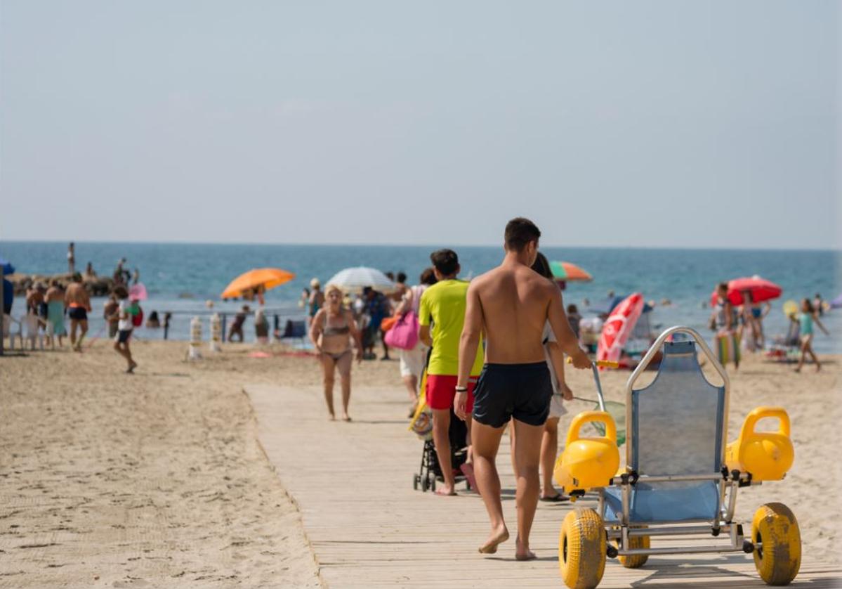 Servicio de playa accesible en el Postiguet