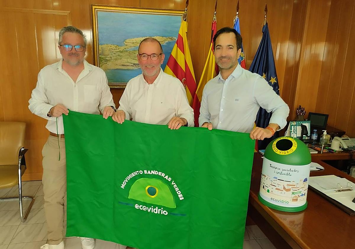 El alcalde de El Campello, Juanjo Berenguer, porta la 'Bandera Verde' de la sostenibilidad hostelera.