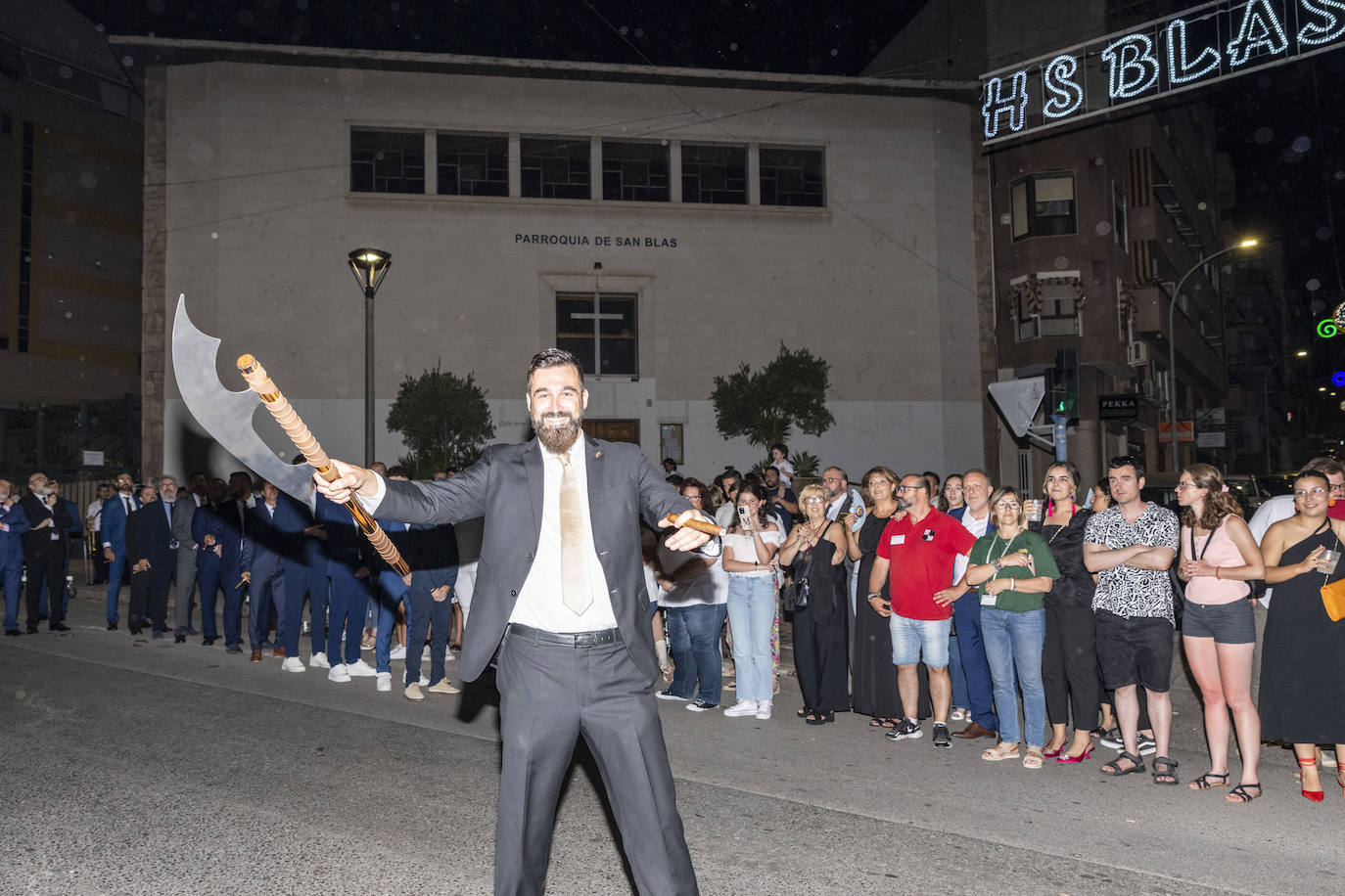 Los festeros de San Blas pasean la música por las calles de Alicante