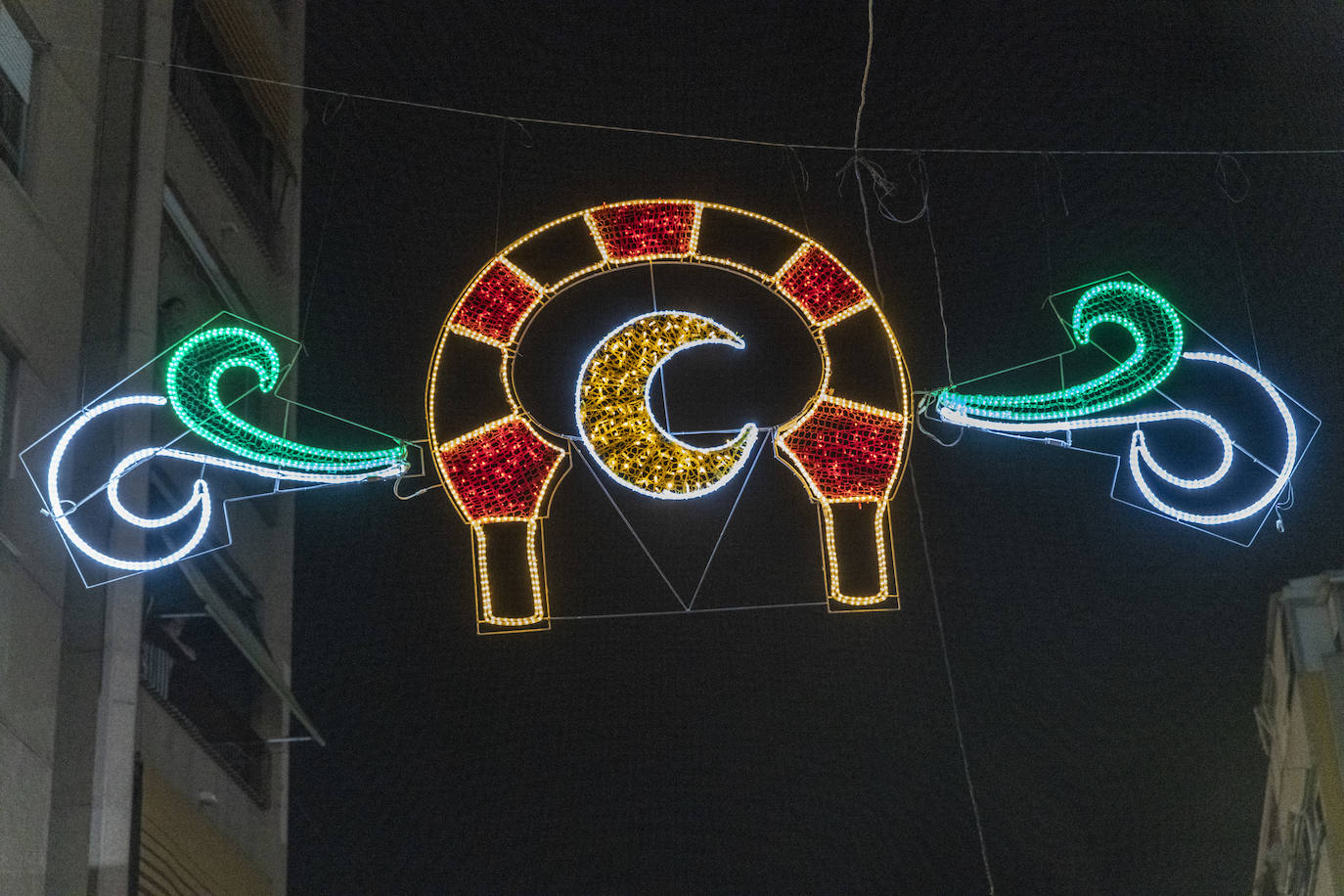 Los festeros de San Blas pasean la música por las calles de Alicante