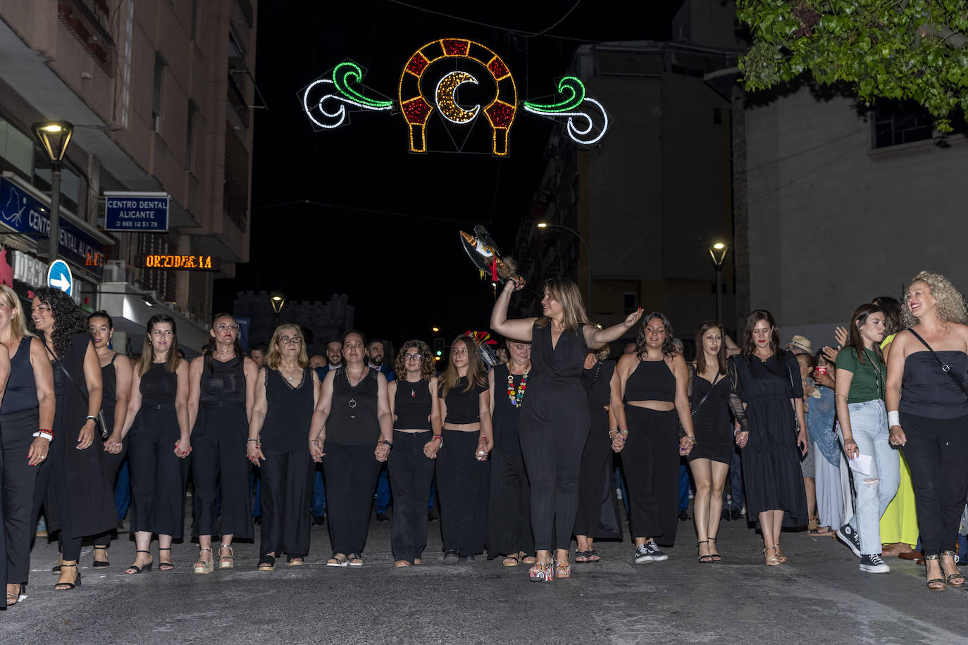Los festeros de San Blas pasean la música por las calles de Alicante