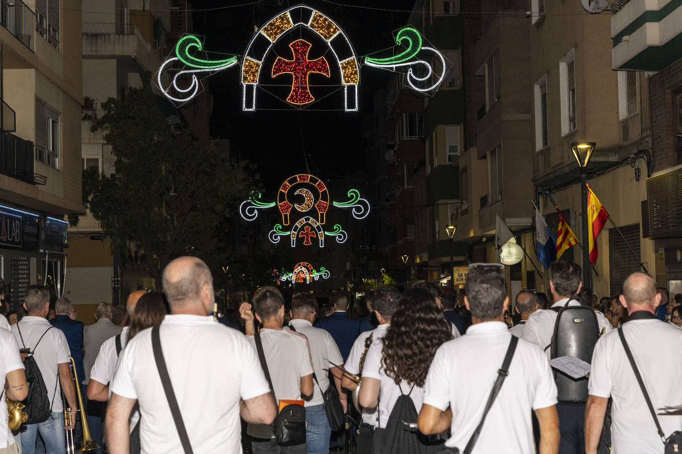 Los festeros de San Blas pasean la música por las calles de Alicante