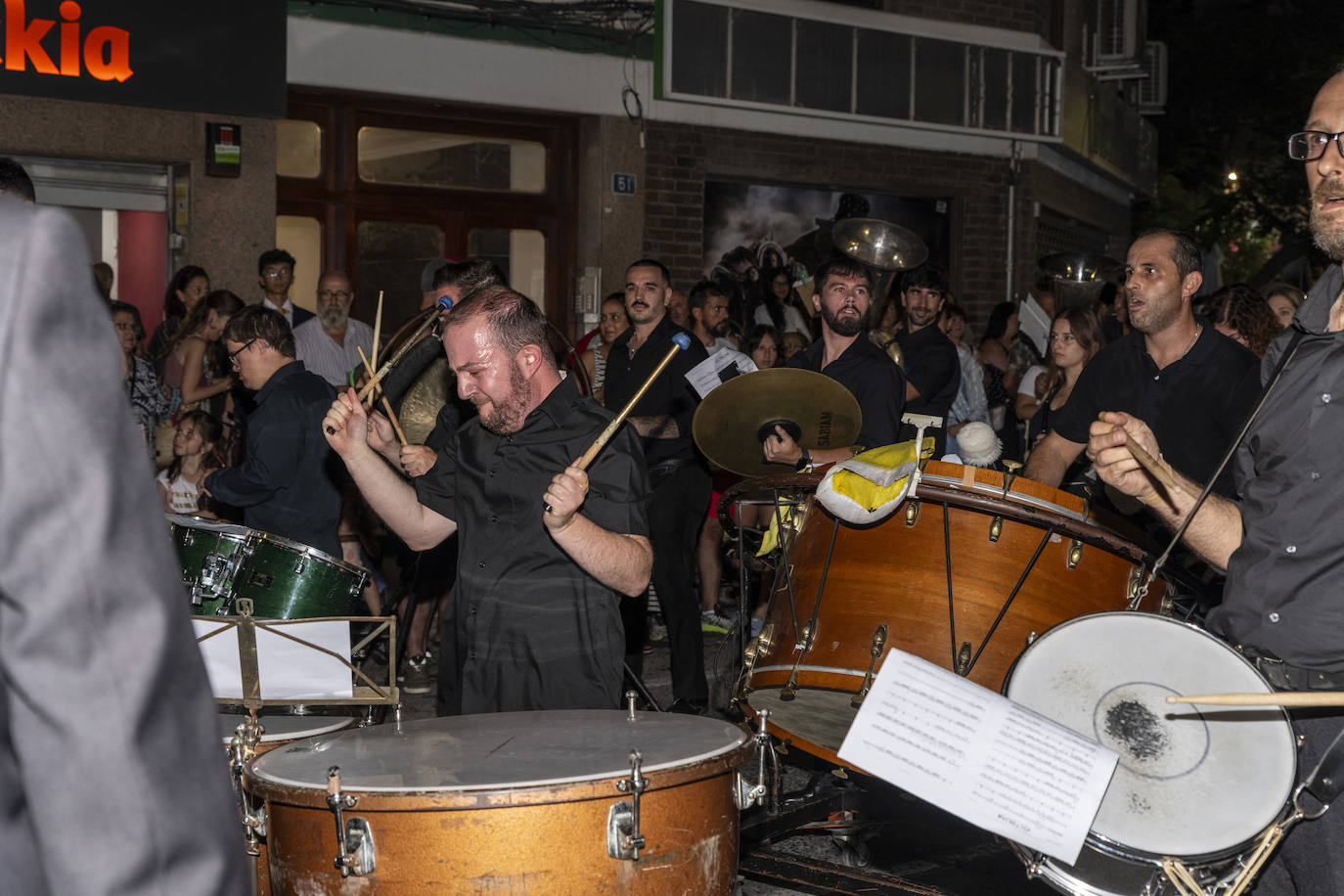 Los festeros de San Blas pasean la música por las calles de Alicante