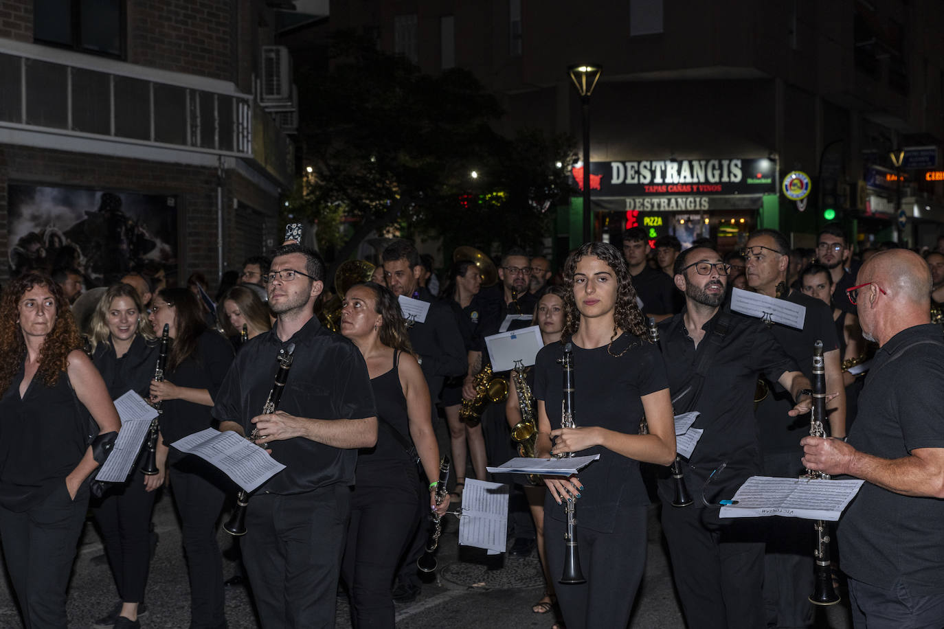 Los festeros de San Blas pasean la música por las calles de Alicante