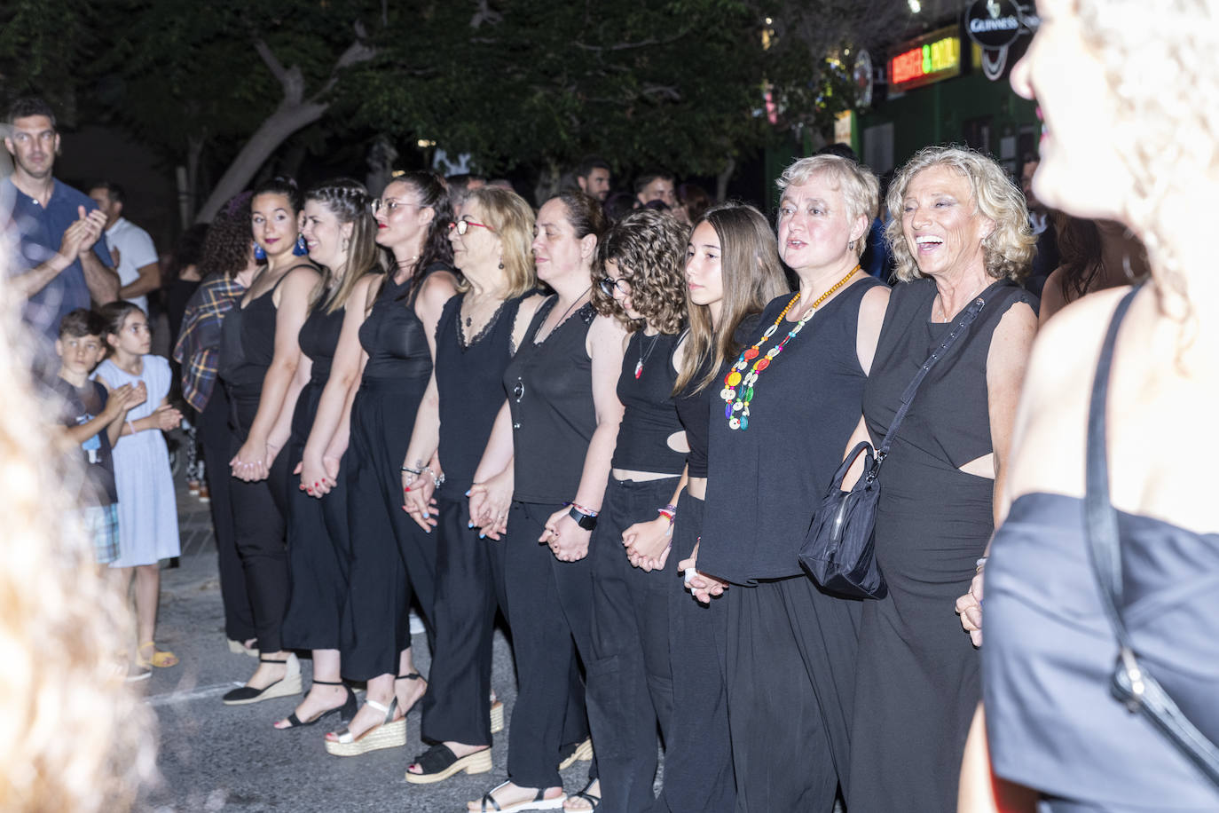 Los festeros de San Blas pasean la música por las calles de Alicante