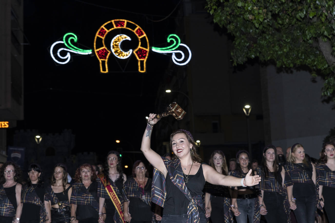 Los festeros de San Blas pasean la música por las calles de Alicante