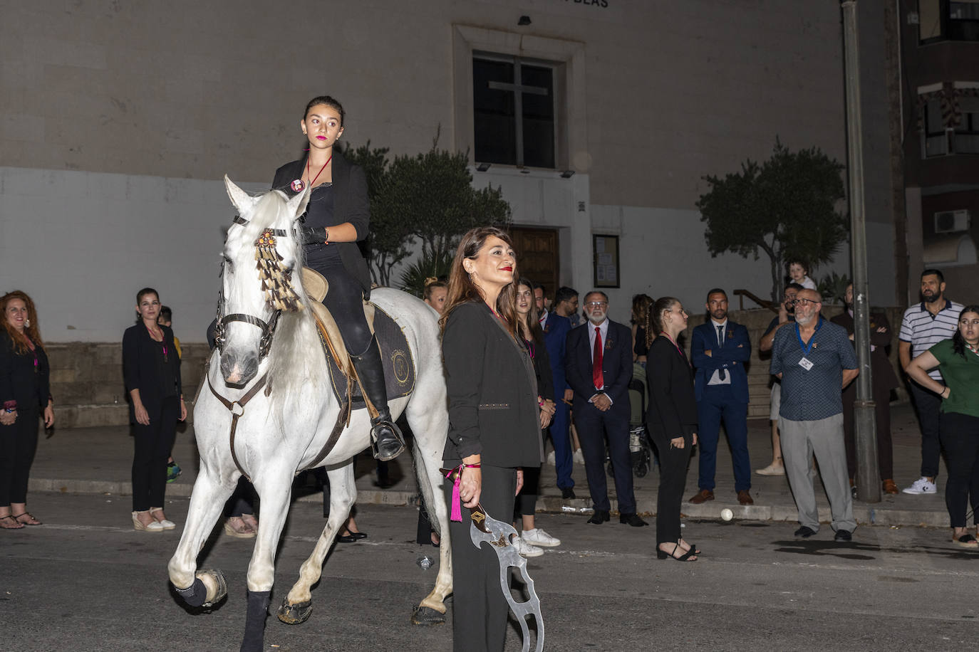 Los festeros de San Blas pasean la música por las calles de Alicante