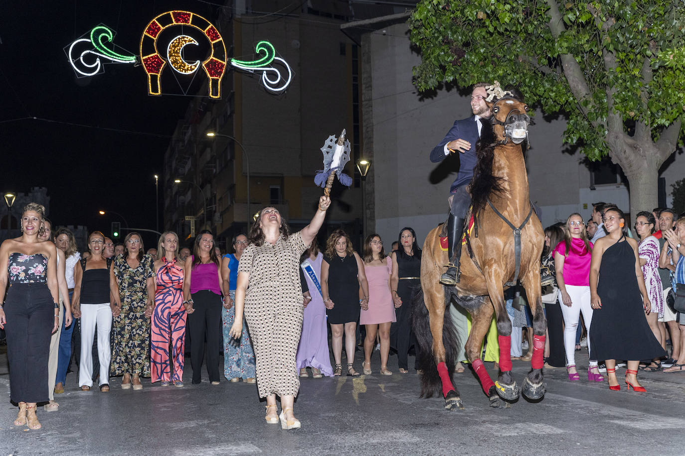 Los festeros de San Blas pasean la música por las calles de Alicante