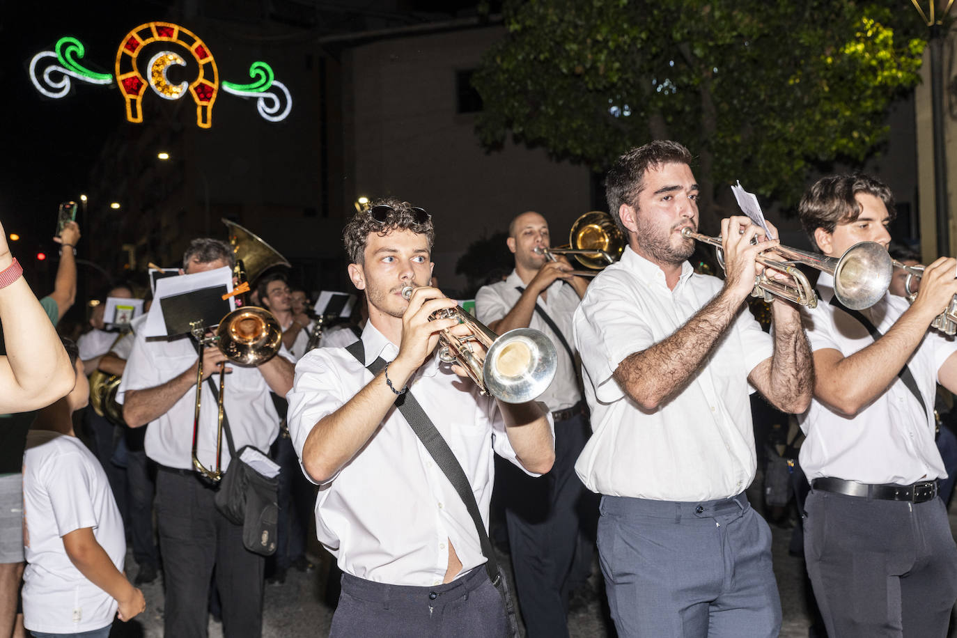 Los festeros de San Blas pasean la música por las calles de Alicante