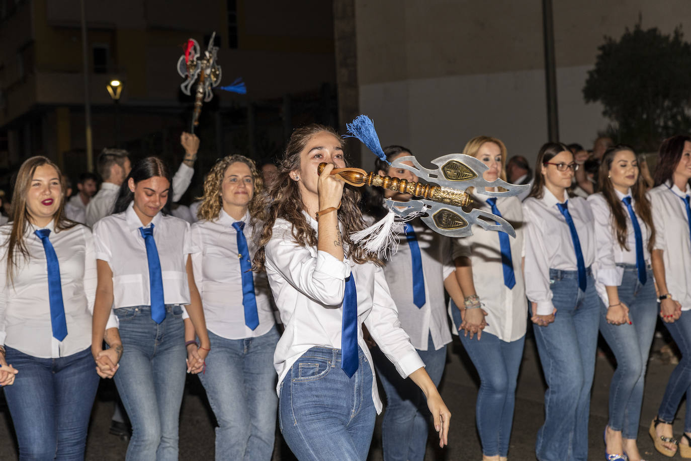 Los festeros de San Blas pasean la música por las calles de Alicante