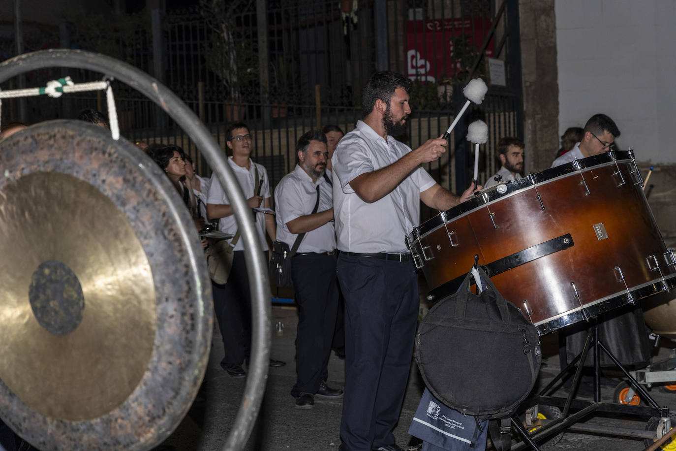 Los festeros de San Blas pasean la música por las calles de Alicante