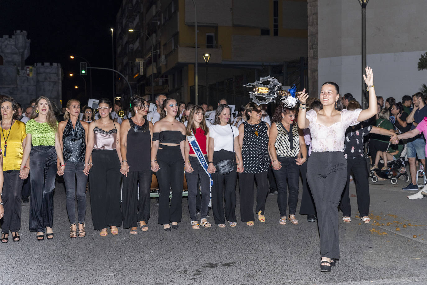 Los festeros de San Blas pasean la música por las calles de Alicante