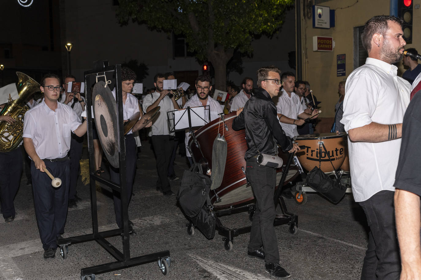 Los festeros de San Blas pasean la música por las calles de Alicante