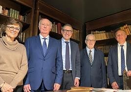 El presidente de Fundación Mediterráneo y el rector de la Universidad de Murcia junto a representantes del jurado en la biblioteca personal de Gabriel Miró.