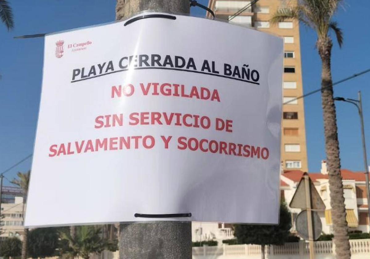 Carteles informativos en la playa de Muchavista este fin de semana.