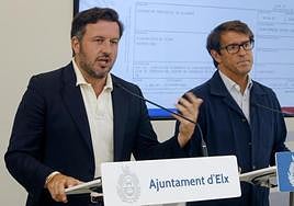 El alcalde de Elche, Pablo Ruz (i), junto al concejal Juan de Dios Navarro.