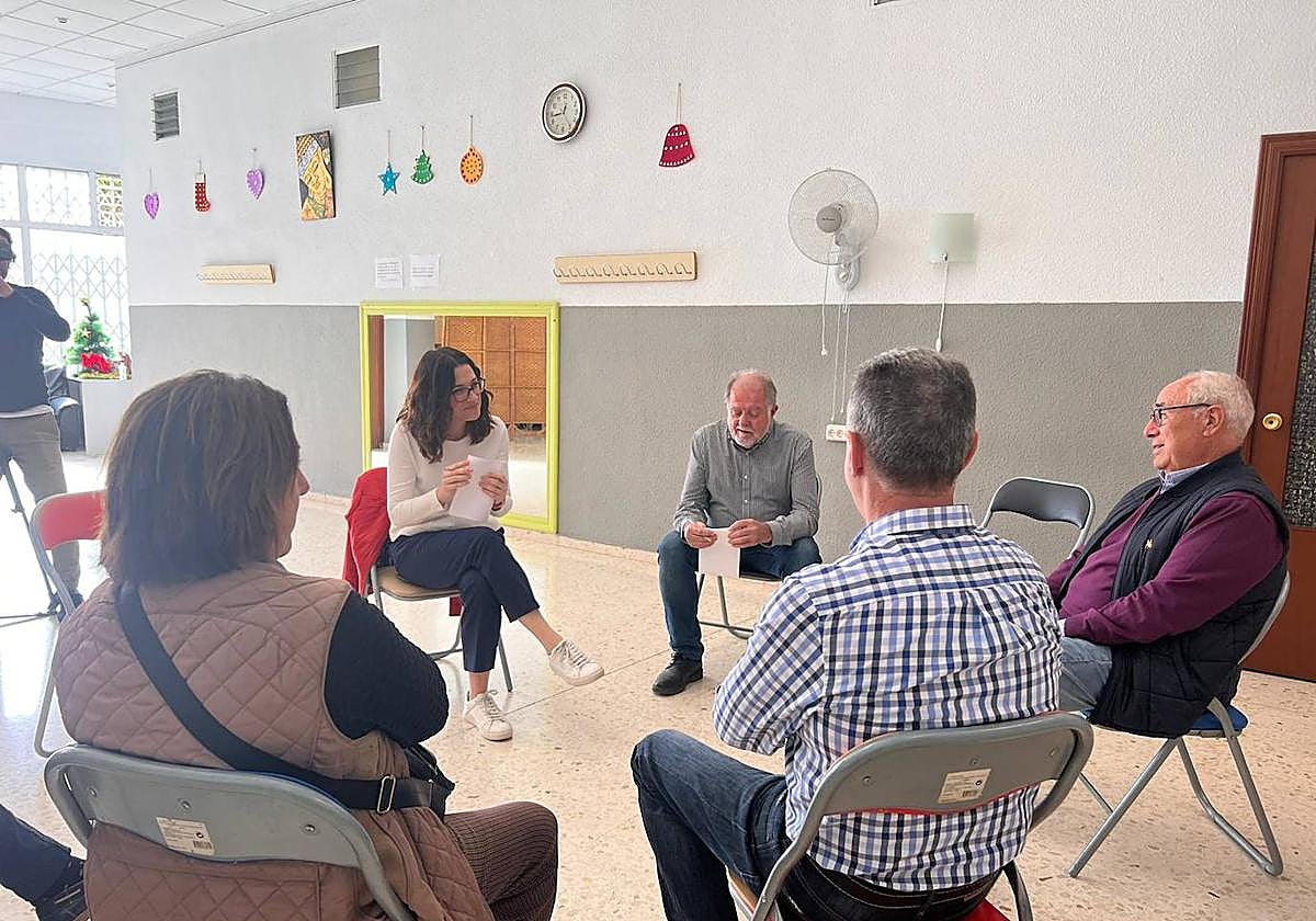 La vicepresidente del Consell en funciones, Aitana Mas, el pasado mes de diciembre, con los vecinos de Campoamor, en el momento de licitación del centro social.