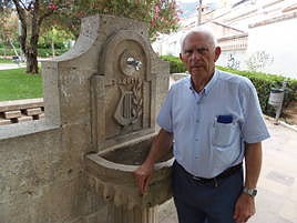 Gustavo Pascual, junto a la fuente en Cocentaina que recuerda la emblemática composición de su padre.