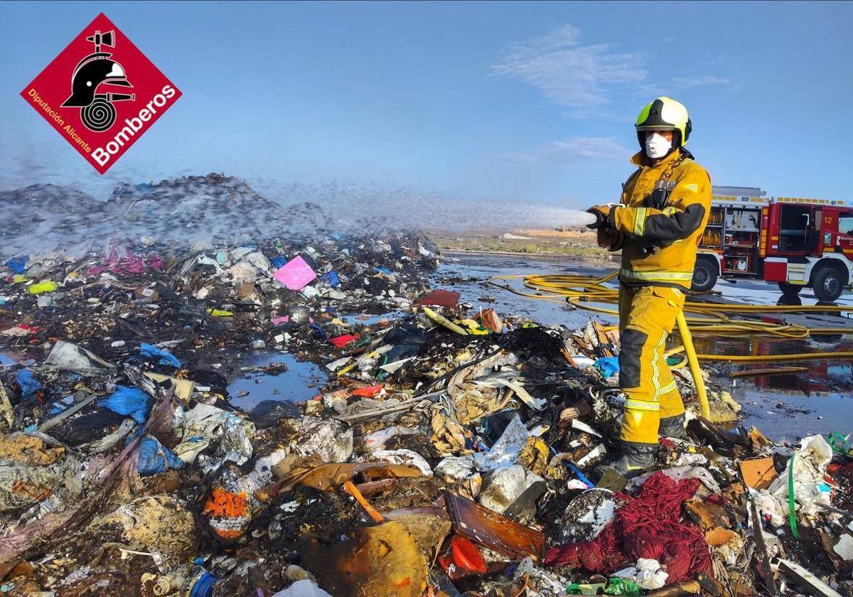 Un bombero, en labores de extinción del incendio.