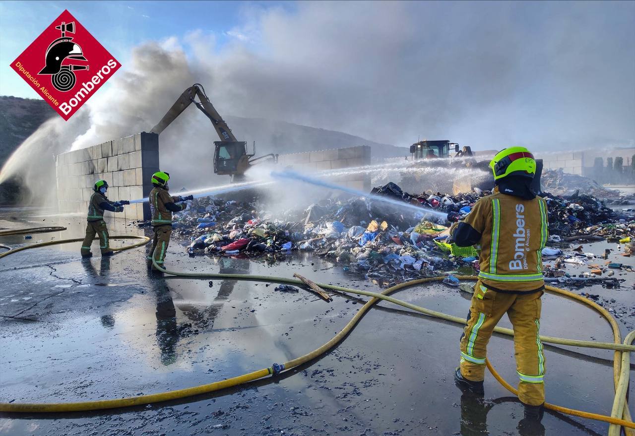 Imagen principal - Extinguen un incendio con múltiples focos en una planta de reciclaje de Villena