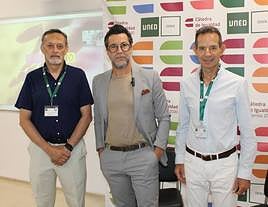 Dacosta (centro) participa en el Curso de Verano de UNED en Dénia.