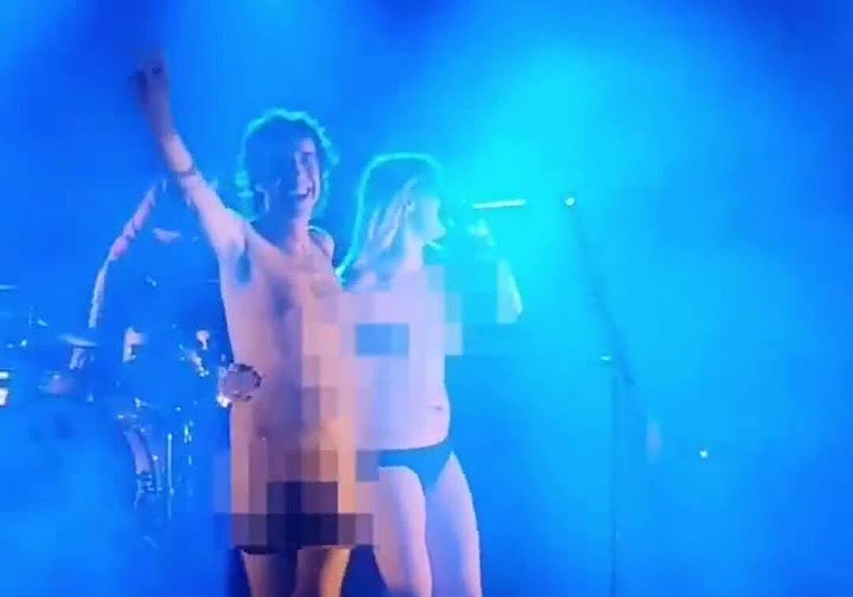 El cantante de Sidonie se desnuda para reivindicar la «libertad» en medio de un concierto en Elda