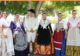 Inés Quesada (d) junto a otros cinco miembros del equipo de Olivares.