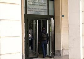Entrada de la Audiencia Provincial de Alicante.