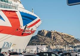 Un crucero en el Puerto de Alicante.