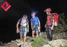 Un bombero durante el rescate de los dos escaladores deportivos.